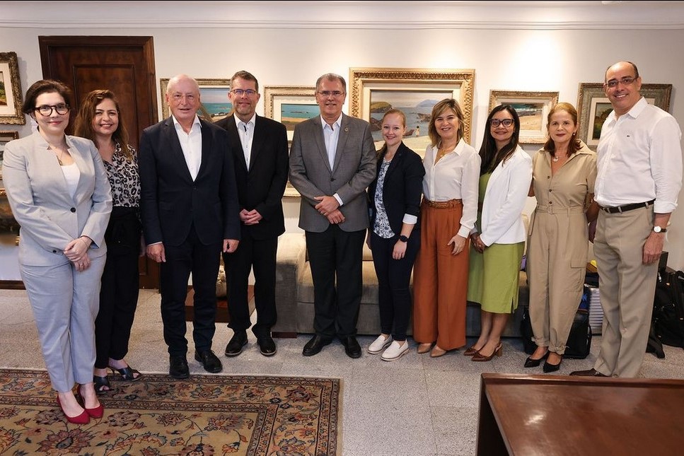 Gruppenfoto der BELS-Delegation mit dem Team des International Office und dem Rektor der UNIFOR