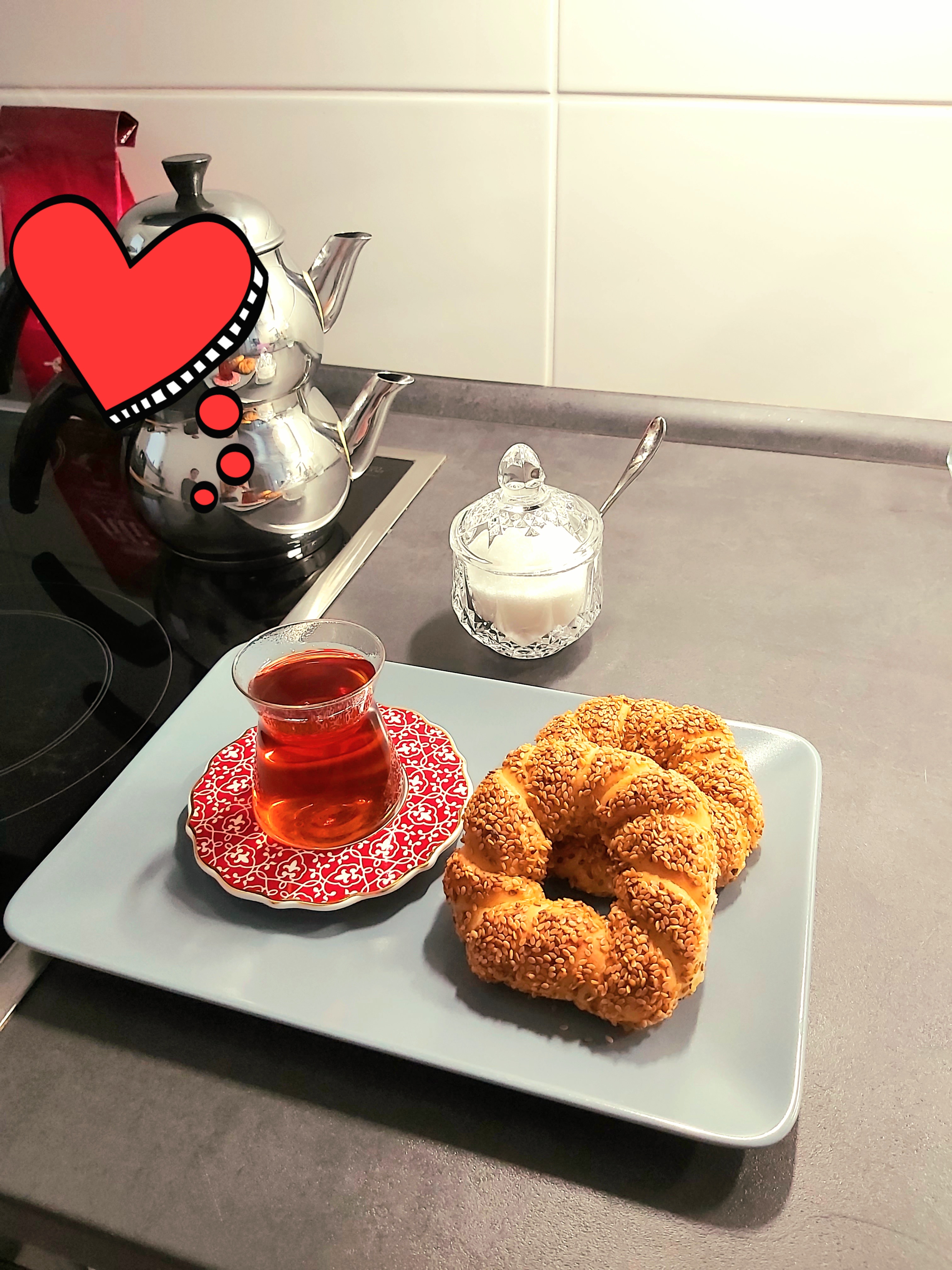 Hier in perfekter Kombination: Mit selbstgebackenen Sesamringen. Afiyet olsun!