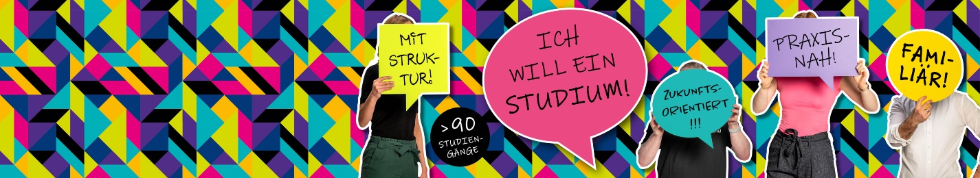 Potentielle Studieninteressierte halten Schilder mit Alleinstellungsmerkmalen der Ostfalia hoch