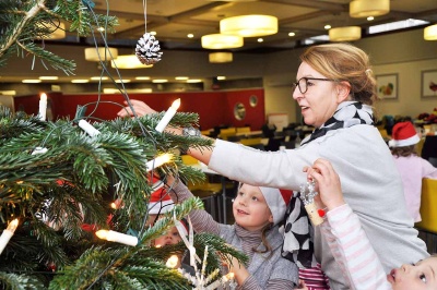 Dagmar Trentlage, Leiterin der Kita Zwergenbutze, begleitete die Kinder zum Weihnachtsbaumschmücken der Mensa.
