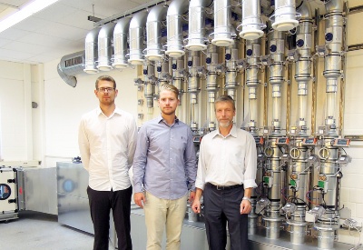 Kai Niemeyer, Ulf Yannick Klindtworth und Prof. Schnieder vor dem neuen Prüfstand im Labor für Klimatechnik.