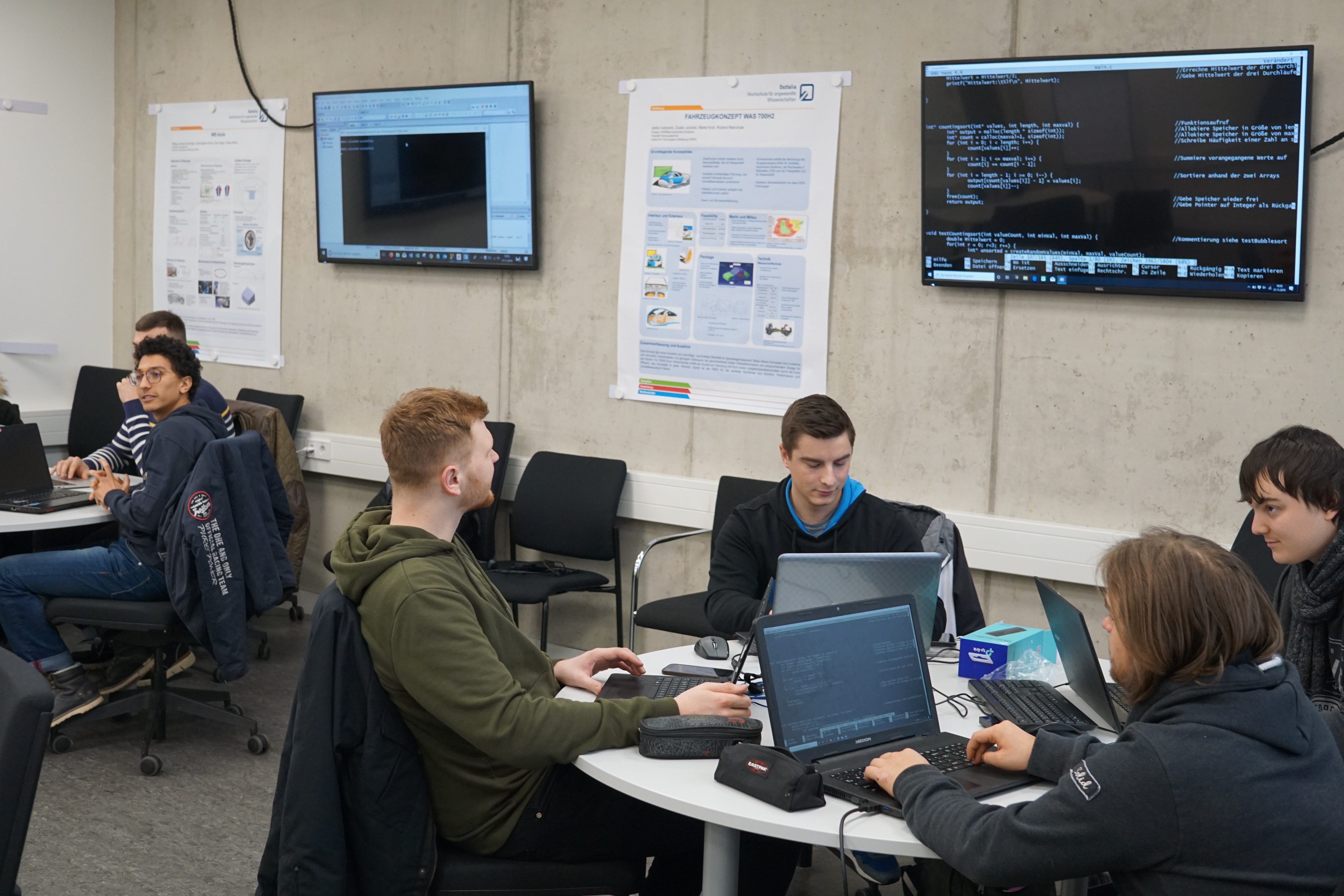 Studierende im Scale-Up-Room der Fakultät Fahrzeugtechnik am Campus Wolfsburg