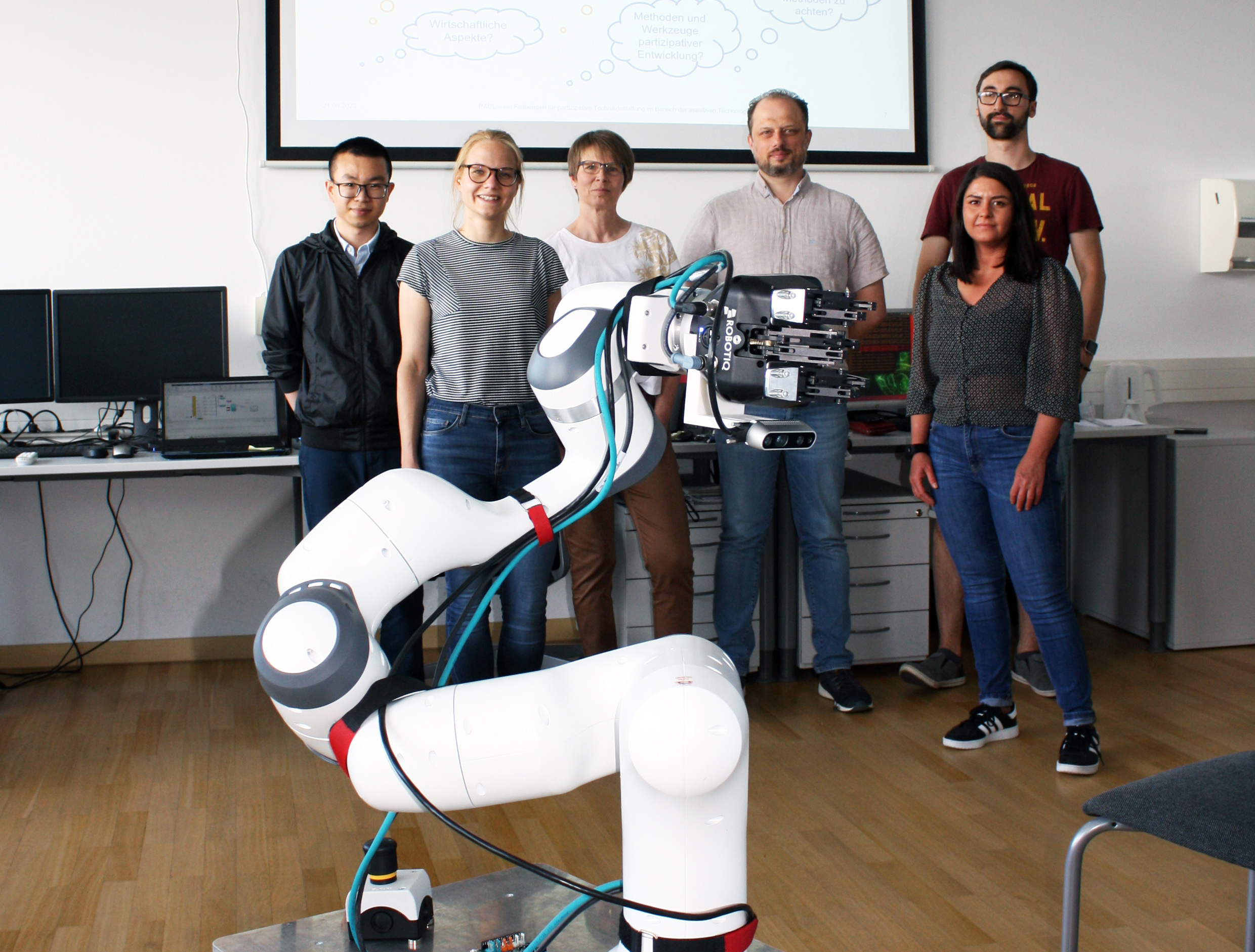 Angehörige des Leibniz WissenschaftsCampus und der Assistenzroboter PAUL