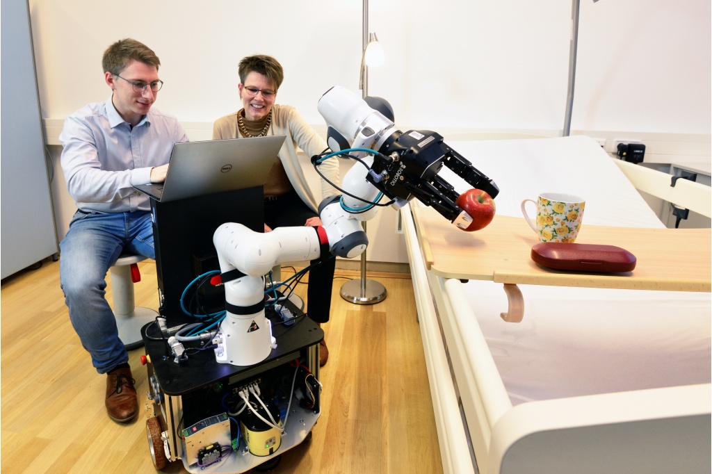 Prof. Dagmar Meyer und wissenschaftlicher Mitarbeiter Kai Kriegel mit dem Roboterassistenten