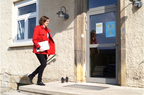 Prof. Klapproth auf dem Weg in ihr Büro