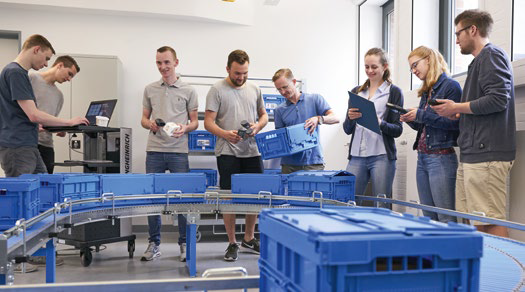 Studierende der Ostfalia Hochschule überprüfen im Logistiklabor Lagerprozesse