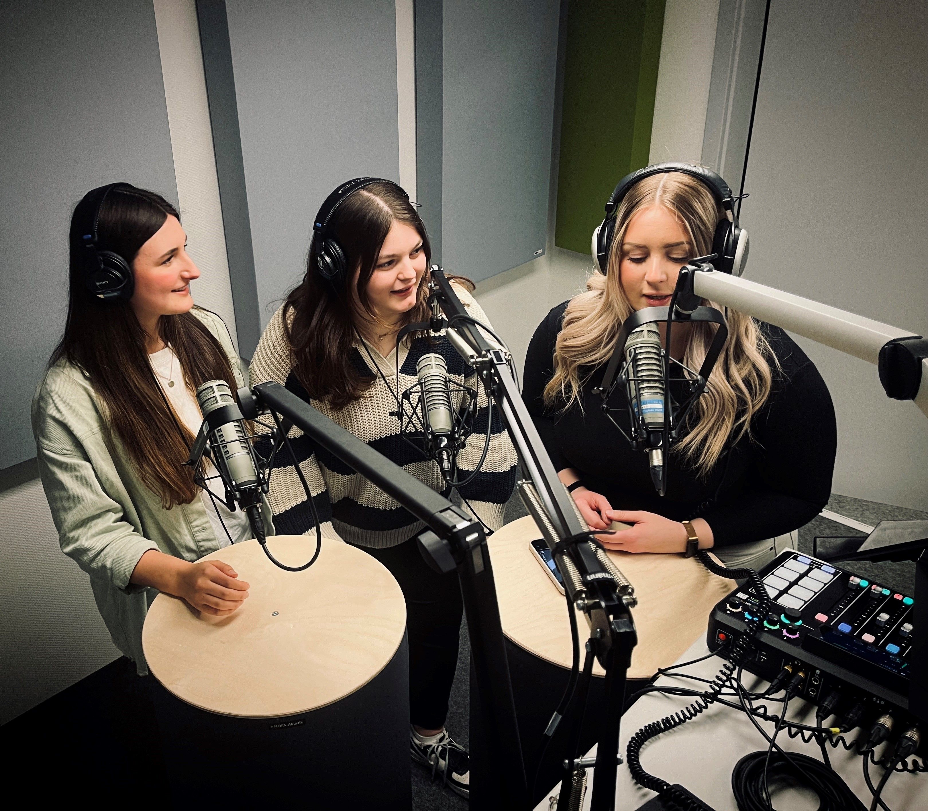 Fakultätsgeflüster_Studentinnen_Tonstudio