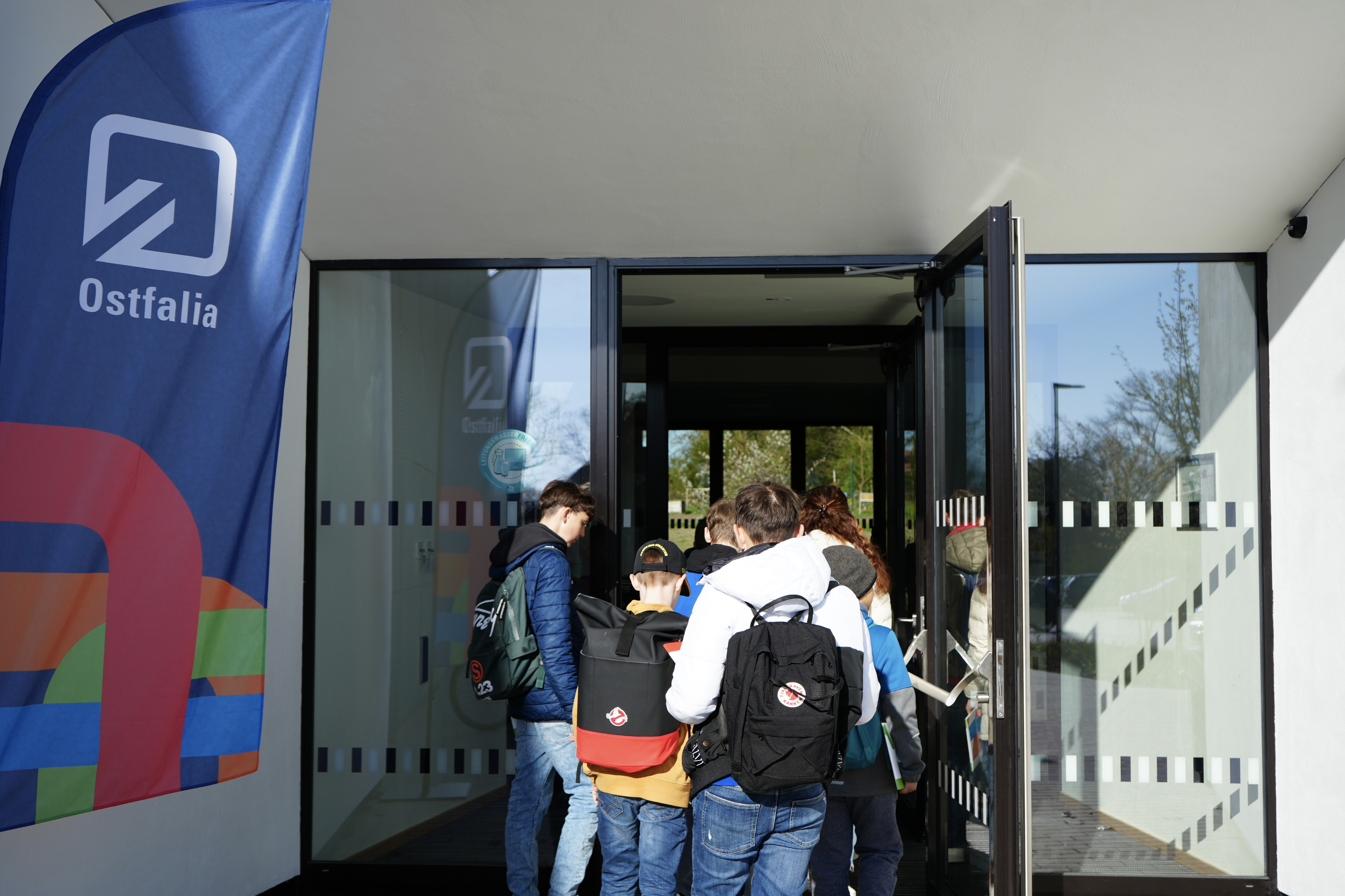 Schüler vor dem Haupteingang des INBW-Forschungsneubaus
