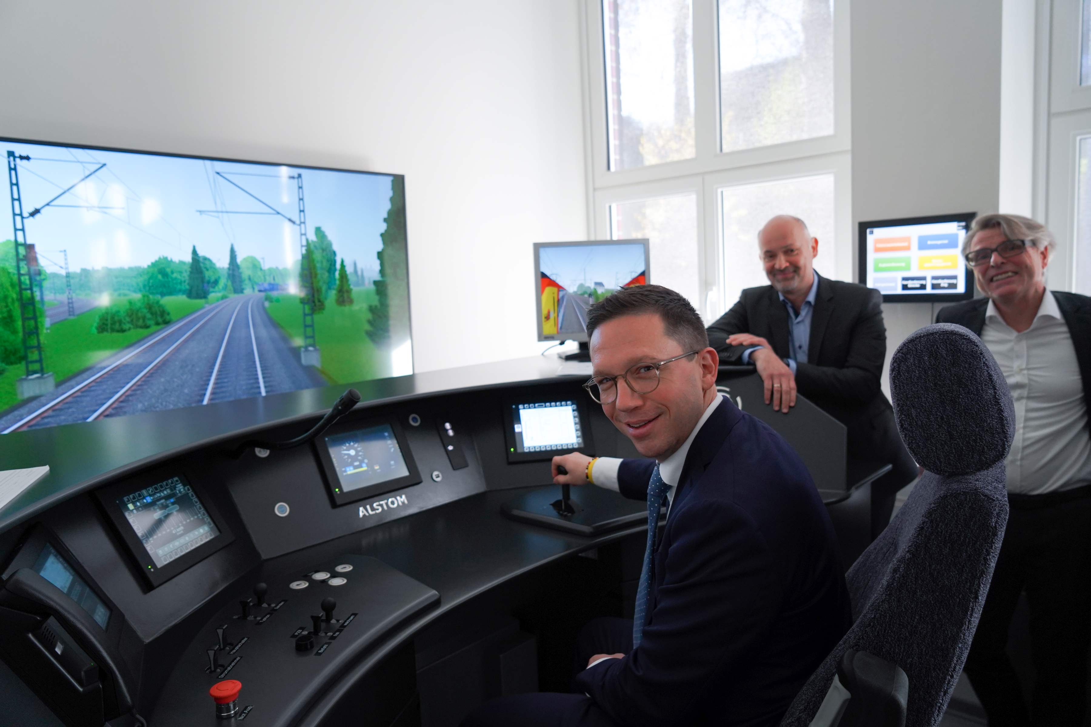 01_Pressefoto_Minister_Mohrs_am_Bahnsimulator-WEB