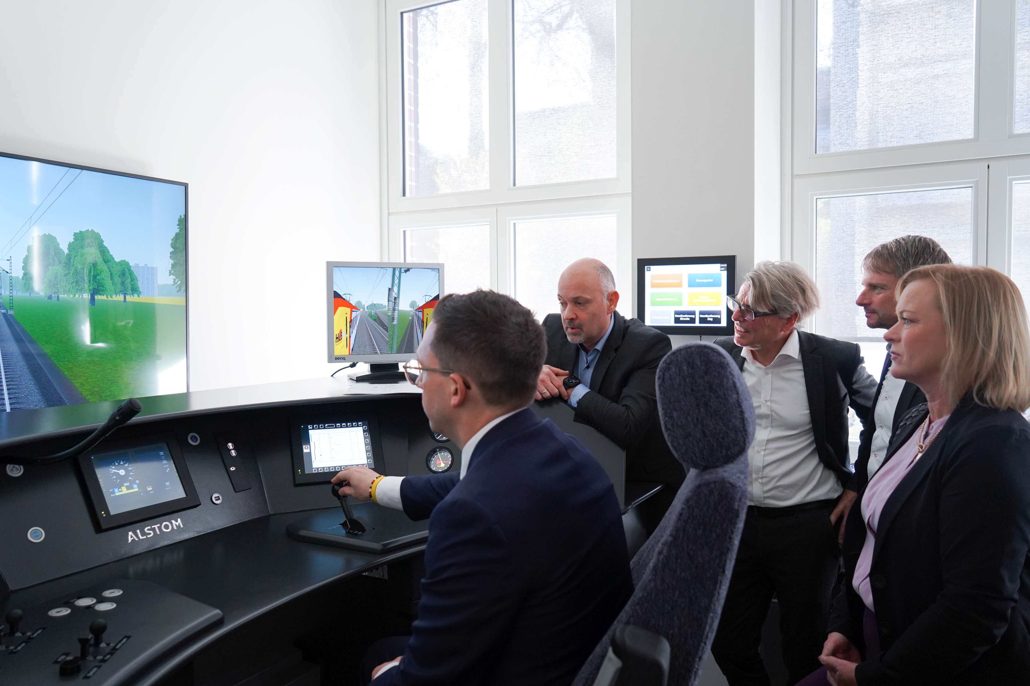 02_Pressefoto_Minister_Mohrs_am_Bahnsimulator-WEB