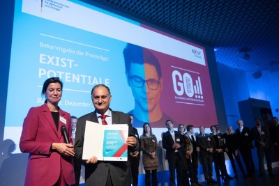 von links: Dr. Sabine Hepperle vom Bundesministerium für Wirtschaft und Energie und Prof. Dr. Reza Asghari vom Entrepreneurship Hub in Berlin  (Foto: Peter-Paul Weiler).