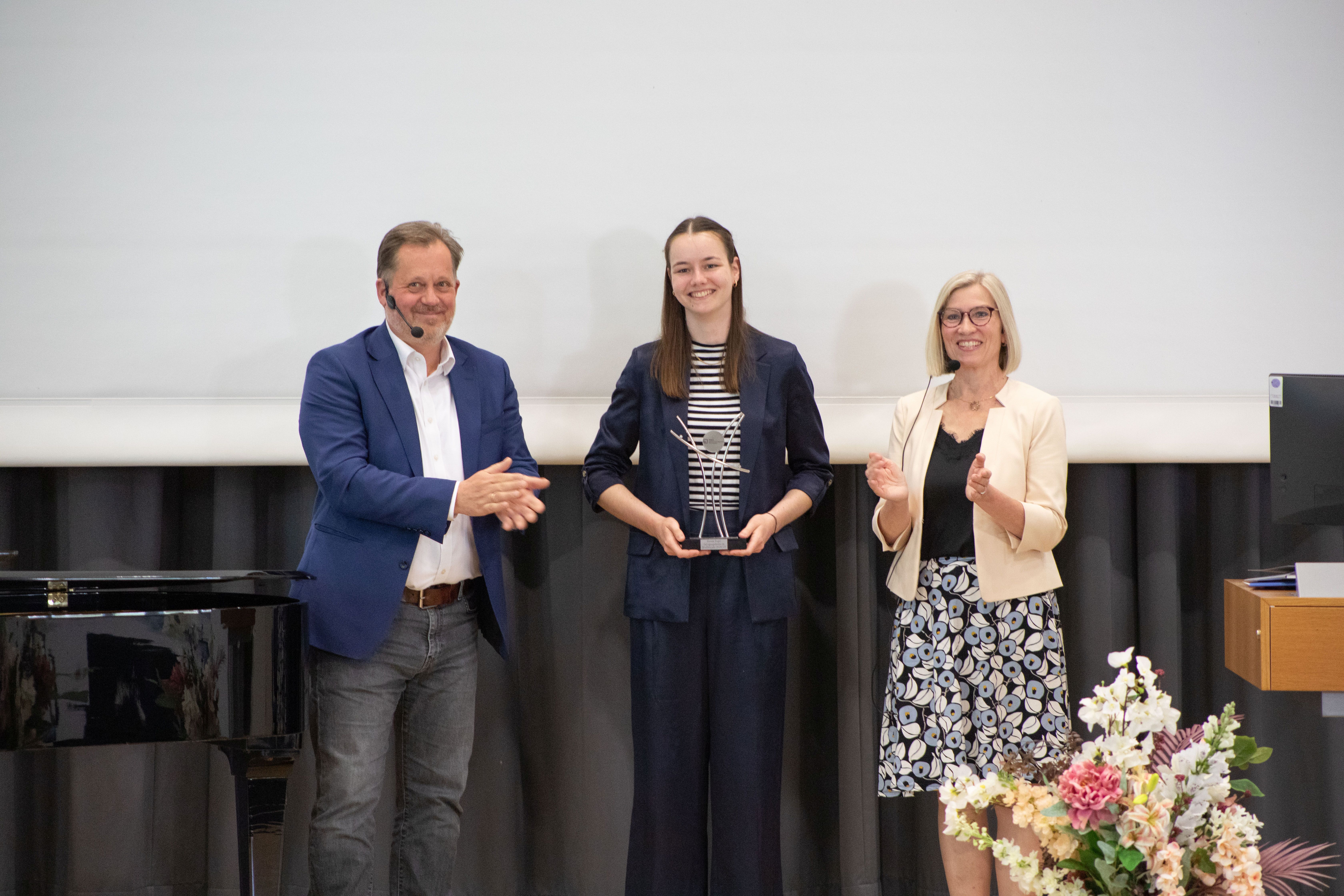 Hanna Vogel (B.Eng.) wurde als studiengangsübergreifend Jahrgangsbeste mit dem Versorger Award ausgezeichnet. Der Preis wurde überreicht von Prof. Dr. rer. nat. Elke Wilharm, Studiendekanin (rechts) und Prof. Dr.-Ing. Jens Wagner, Dekan (links).
