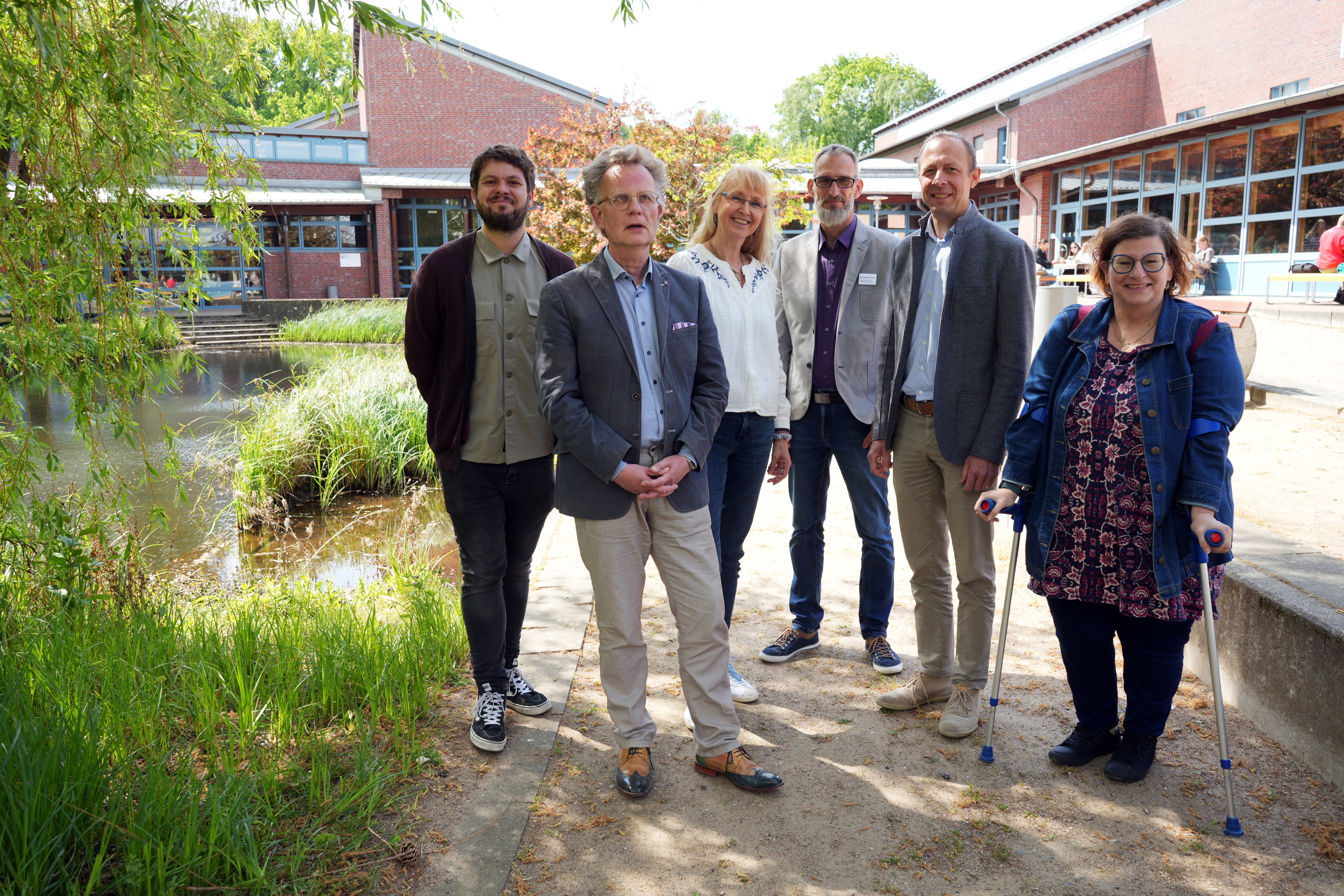 (v.l.n.r.) Prof. Dr. Björn Hermstein und Prof. Dr. habil. Detlef Gaus (Ostfalia Hochschule), Apollonia Oberschuldirektorin Imke Pape, Oliver Homann-Stahl (Apollonia Oberschule), Erster Kreisrat des Landkreises Uelzen Dr. Björn Hoppenstedt und Regina Roberts-Grocholl (Apollonia Oberschule) nach dem ersten Kooperationstreffen am Ostfalia Hochschulcampus in Suderburg. 