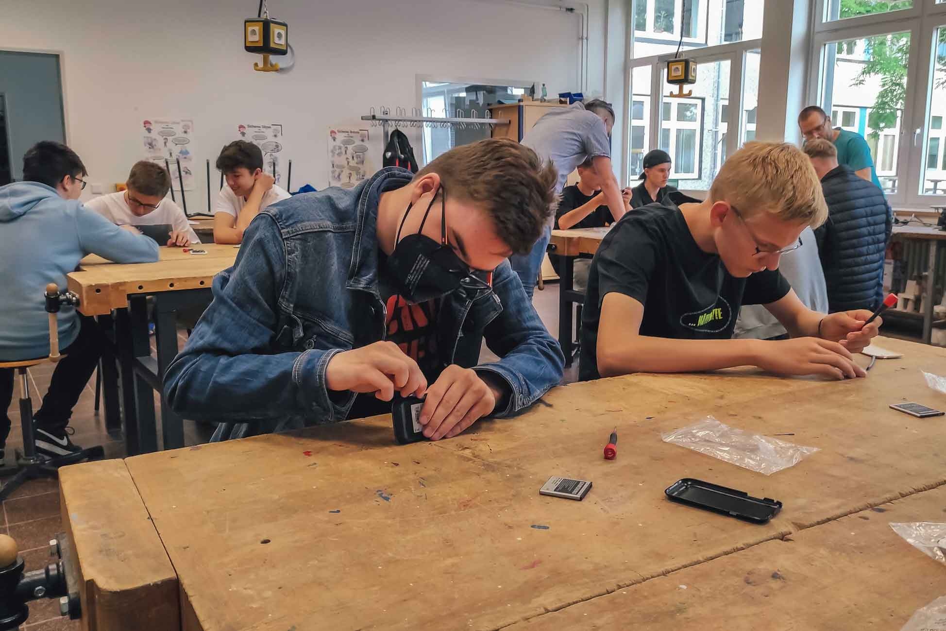 Schüler bauen im Projekt "Rec@School" Smartphones auseinander
