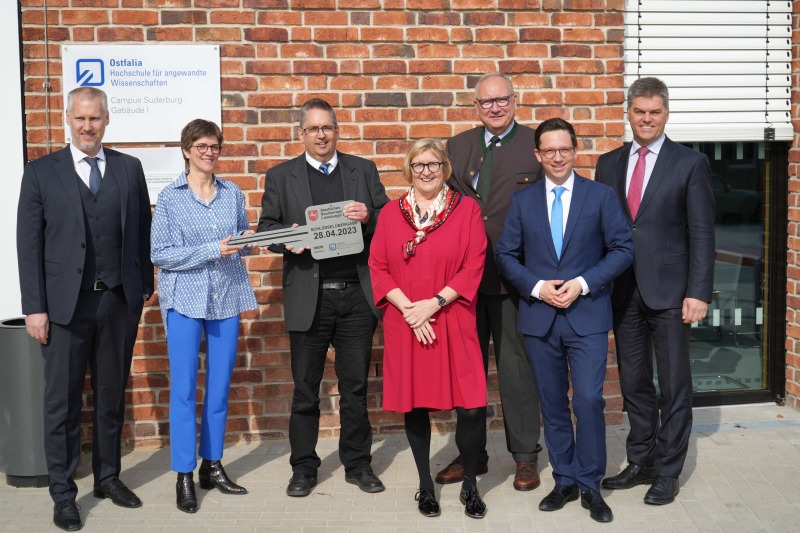 Pressefoto_01_Schlüsselübergabe_Forschungsneubau_Campus_Suderburg_WEB