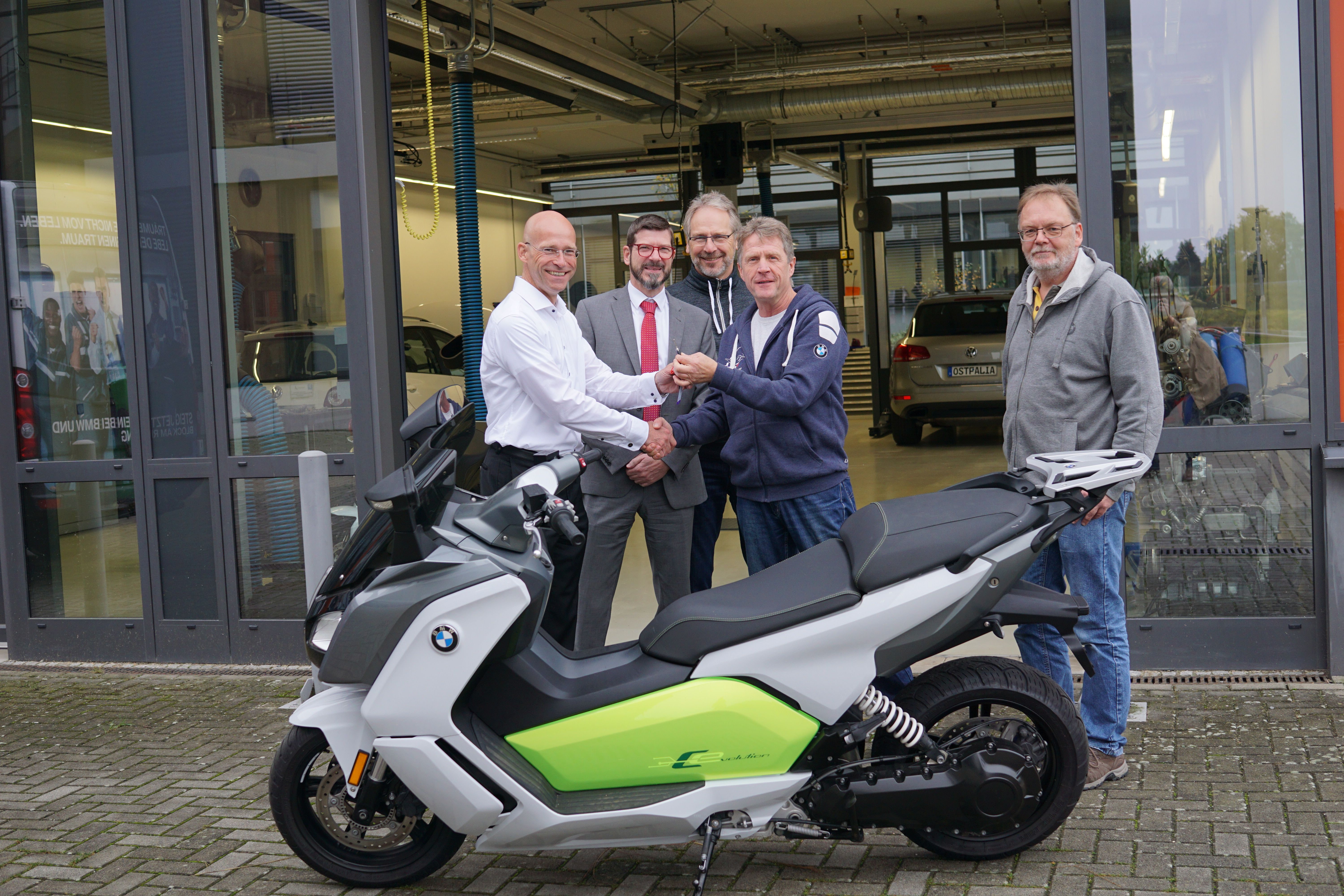 Pressefoto_E-Scooter_Übergabe