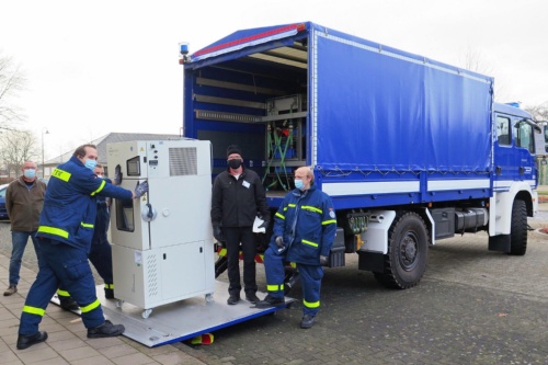 THW transportiert Kälteschrank