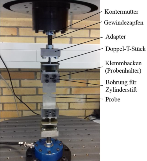 Probe_in_Resonanzschwingpruefmaschine