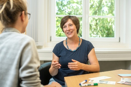 Bildbeschreibung: Beraterin und Studentin im Gespräch