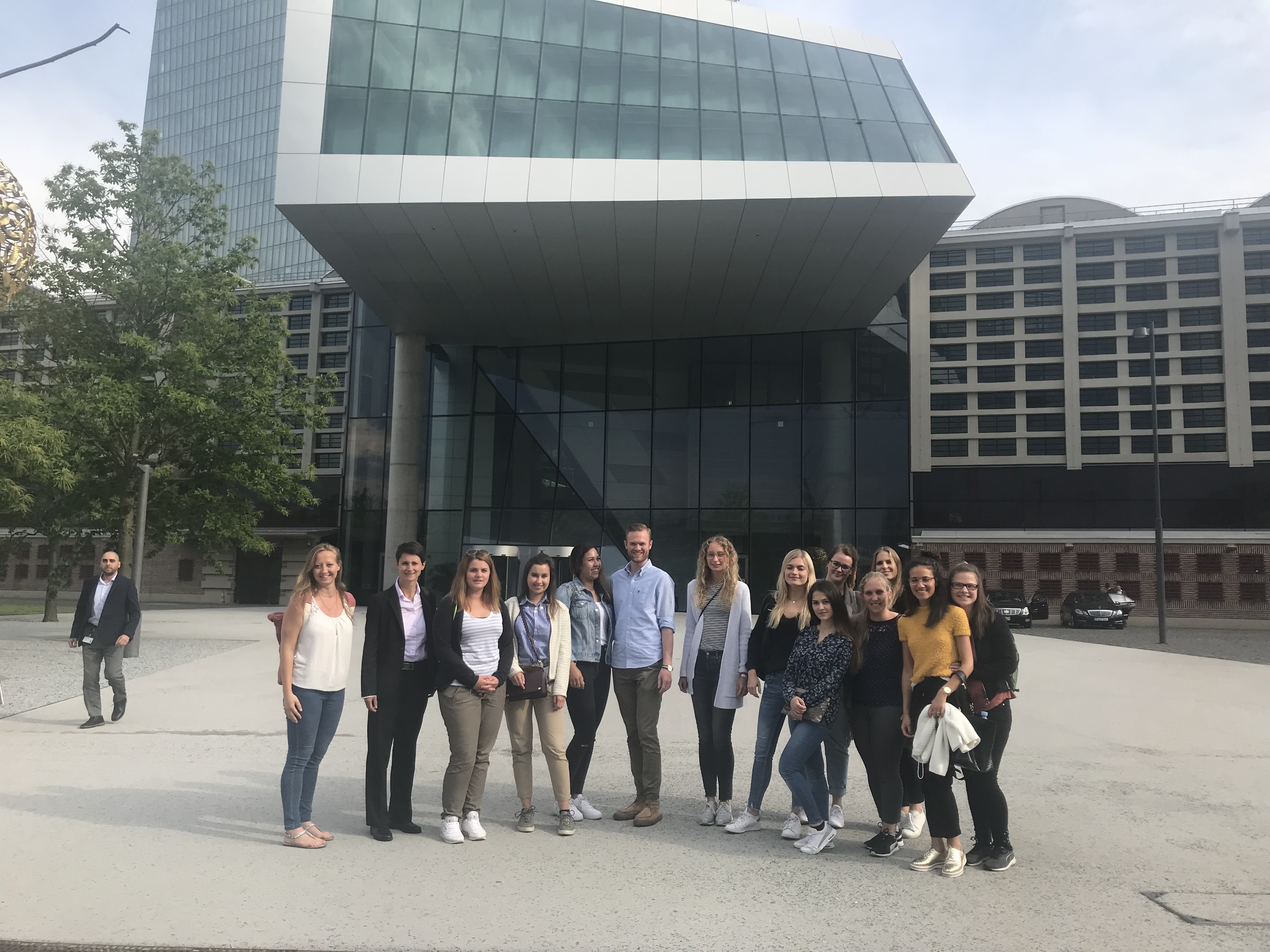 Studierende vor der EZB in Frankfurt
