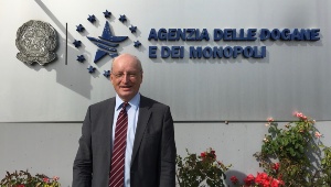 Prof. Dr. Rogmann vor dem Tagungsgebäude (Hauptquartier der italienischen Zollverwaltung)
