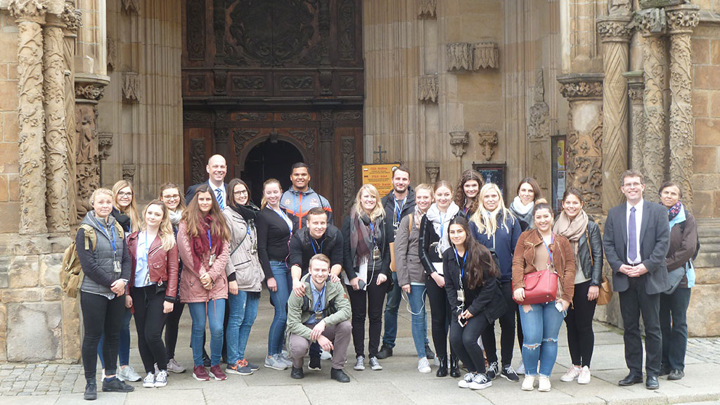 Die Exkursionsgruppe vor dem Breslauer Dom