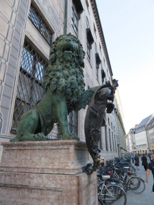 Der bayerische Löwe beim Stadtrundgang