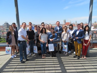 Gruppenbild auf der Dachterrasse des DPMA - im Hintergrund u.a. die Frauenkirche