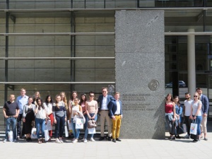 Gruppenbild vor dem Max-Planck-Institut für Innovation und Wettbewerb