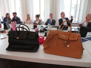 Links die Originaltasche im Wert von 6.500€ - rechts die Nachahmung