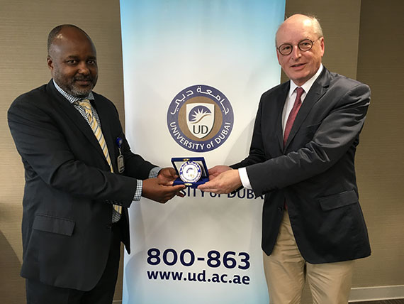 Dr. Geoffrey G. Gachino überreicht Prof. Dr. Rogmann die Gedenkmedaille der UD