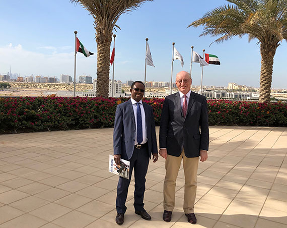 Dr. Edward Kafeero und Prof. Dr. Rogmann auf dem Campus der UD