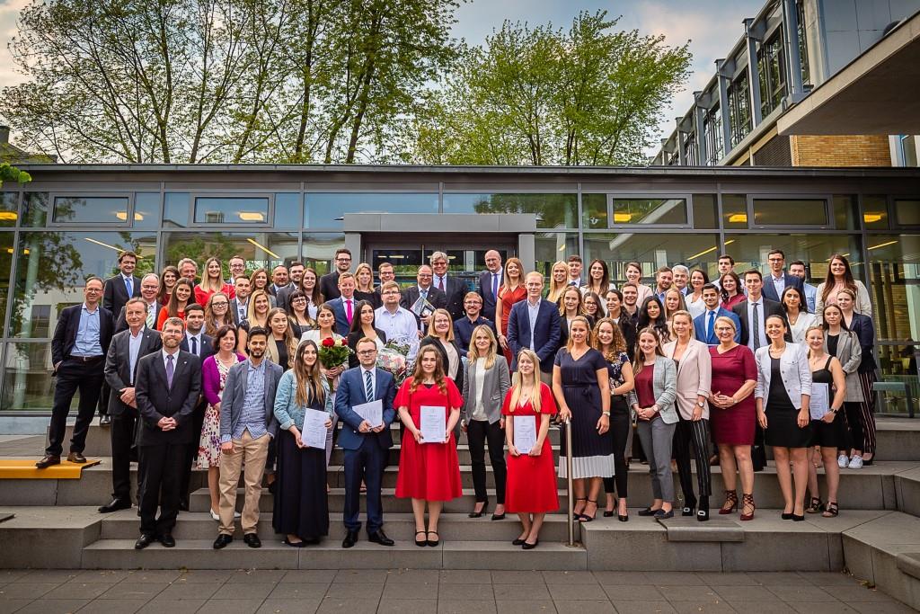 19-05-24-Absolventenfeier-Gruppenbild-komp