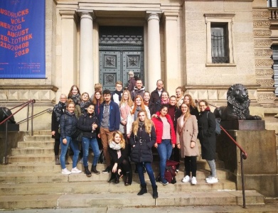 Gruppenbild vor der Bibliothek