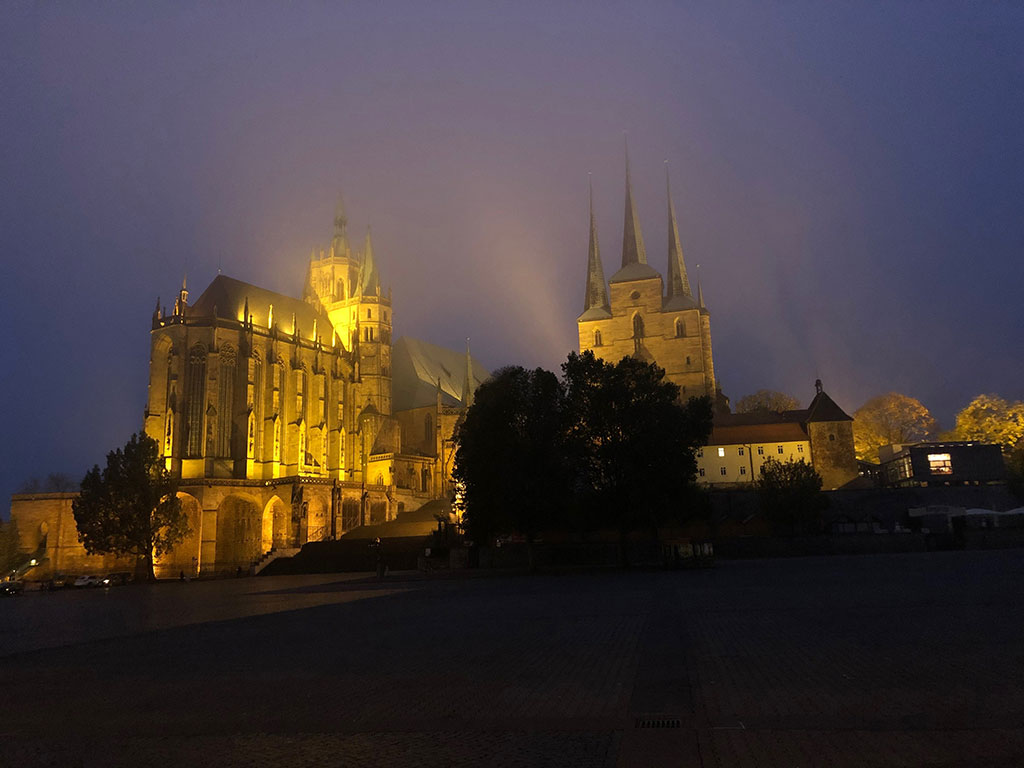 Der Erfurter Dom, wie er sich am Abend den Studierenden im Herbstnebel präsentierte.