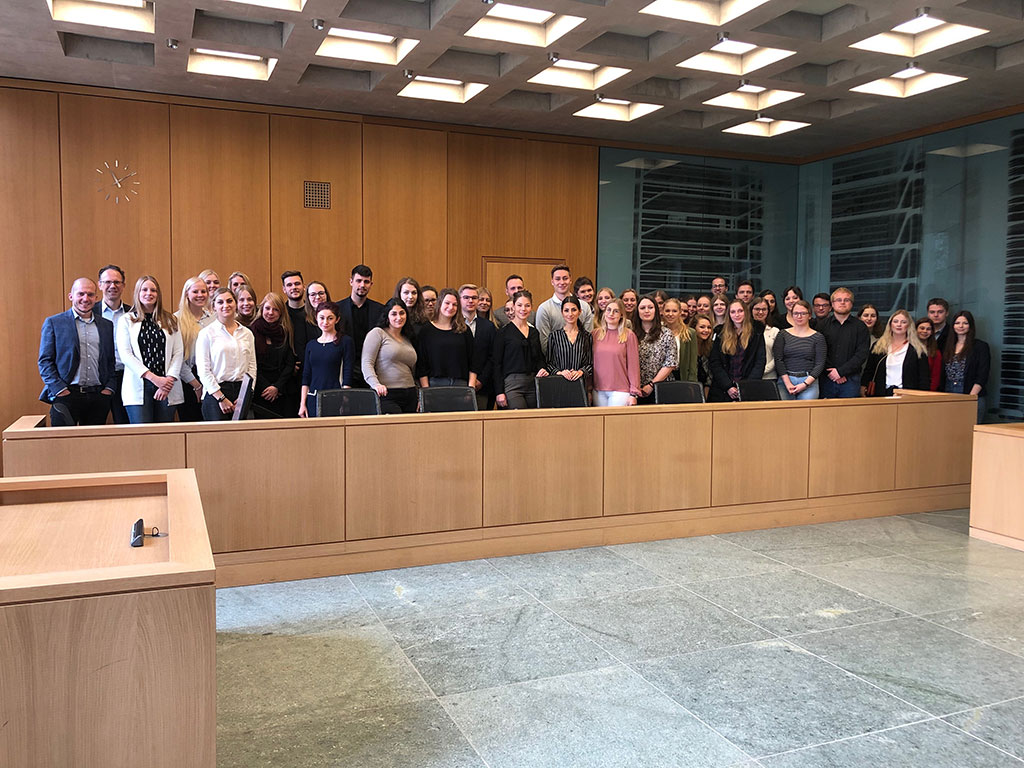 Die Teilnehmer/-innen der Exkursion auf der Richterbank des höchsten deutschen Arbeitsgerichts.