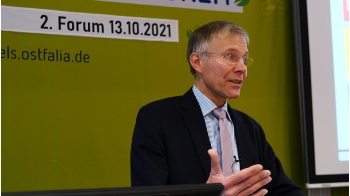 Dr. Ekkehard Griep, Bundesvorstitzender der DGVN, bei der Ausstellungseröffnung