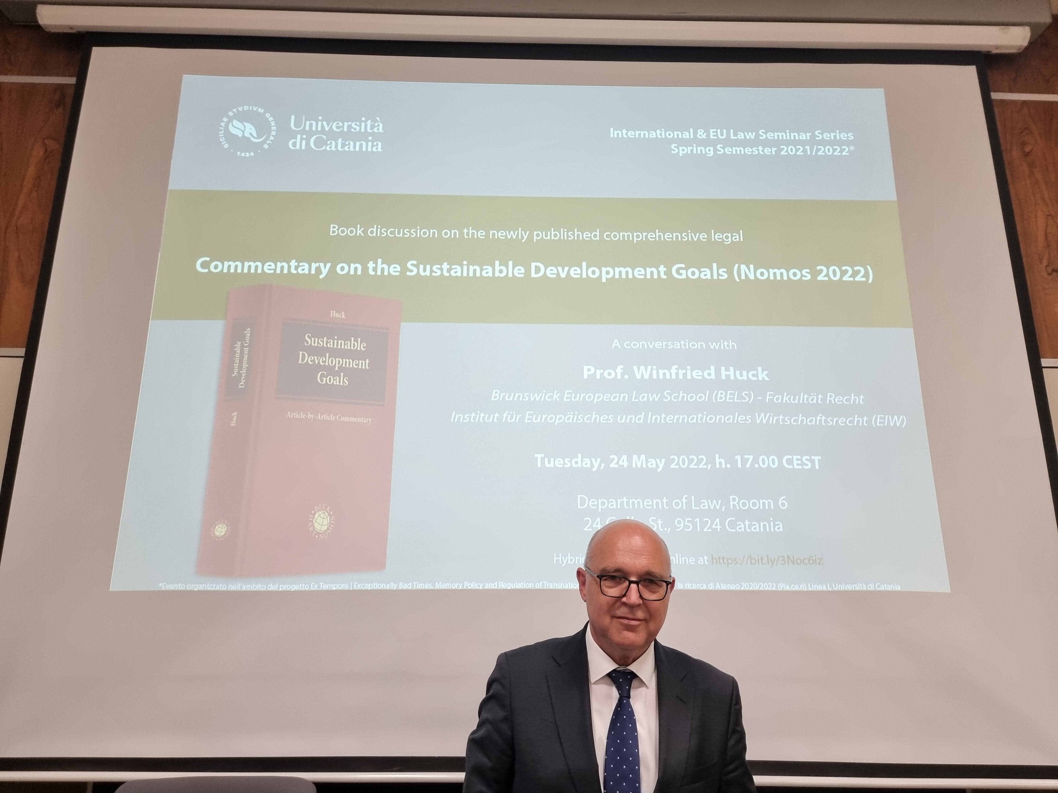 Prof. Dr. Winfried Huck am 24.05.2022 im Plenum der Universität von Catania