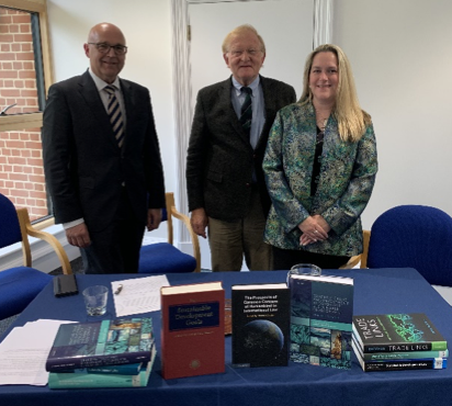 v. l. n. r.- Winfried Huck (BELS), Thomas Cottier (World Trade Institute) und Marie Claire Cordonier-Segger (CISDL) in der Finley Library des LCIL