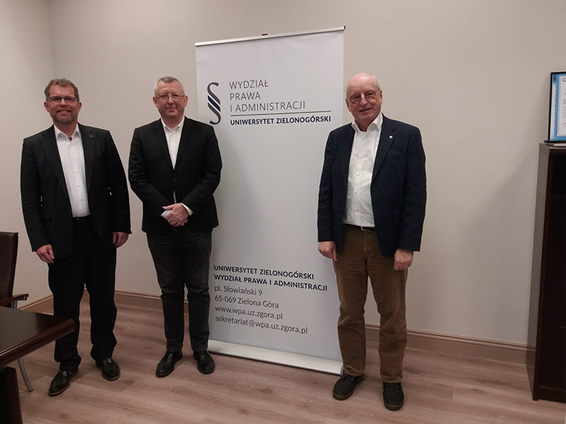 Der Dekan der Fakultät Recht der Recht der Universität von Zielona Gora (in der Mitte) mit dem Dekan der BELS, Prof Dr. Litschen (kinks) und dem dem Prodekan für Internationalisierung, Prof. Dr. Achim Rogmann (rechts)