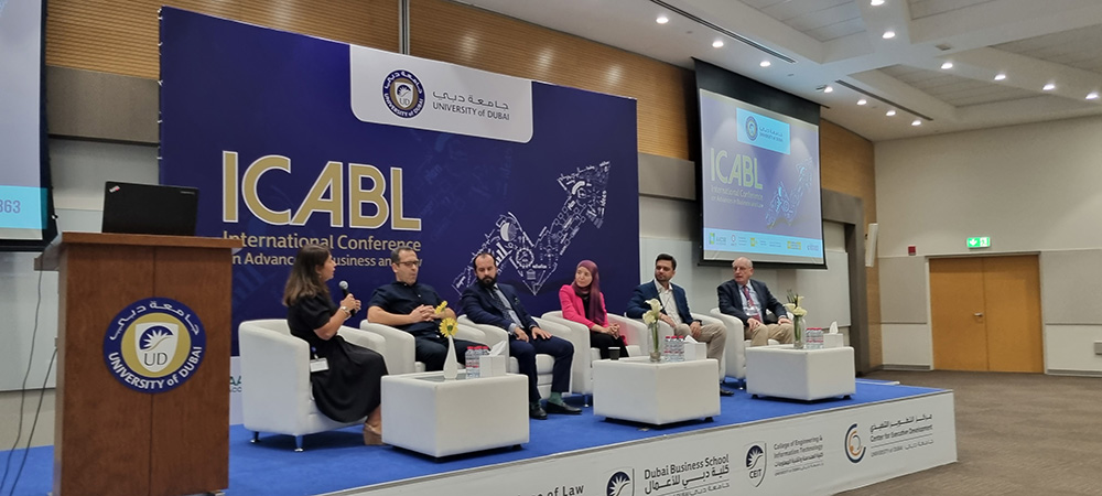 Aufnahem des Podiums bei der Paneldiskussion