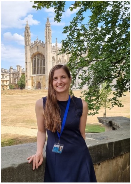 Frau Jennifer Maaß, LL.M. im Garten des King's College, Universität von Cambridge