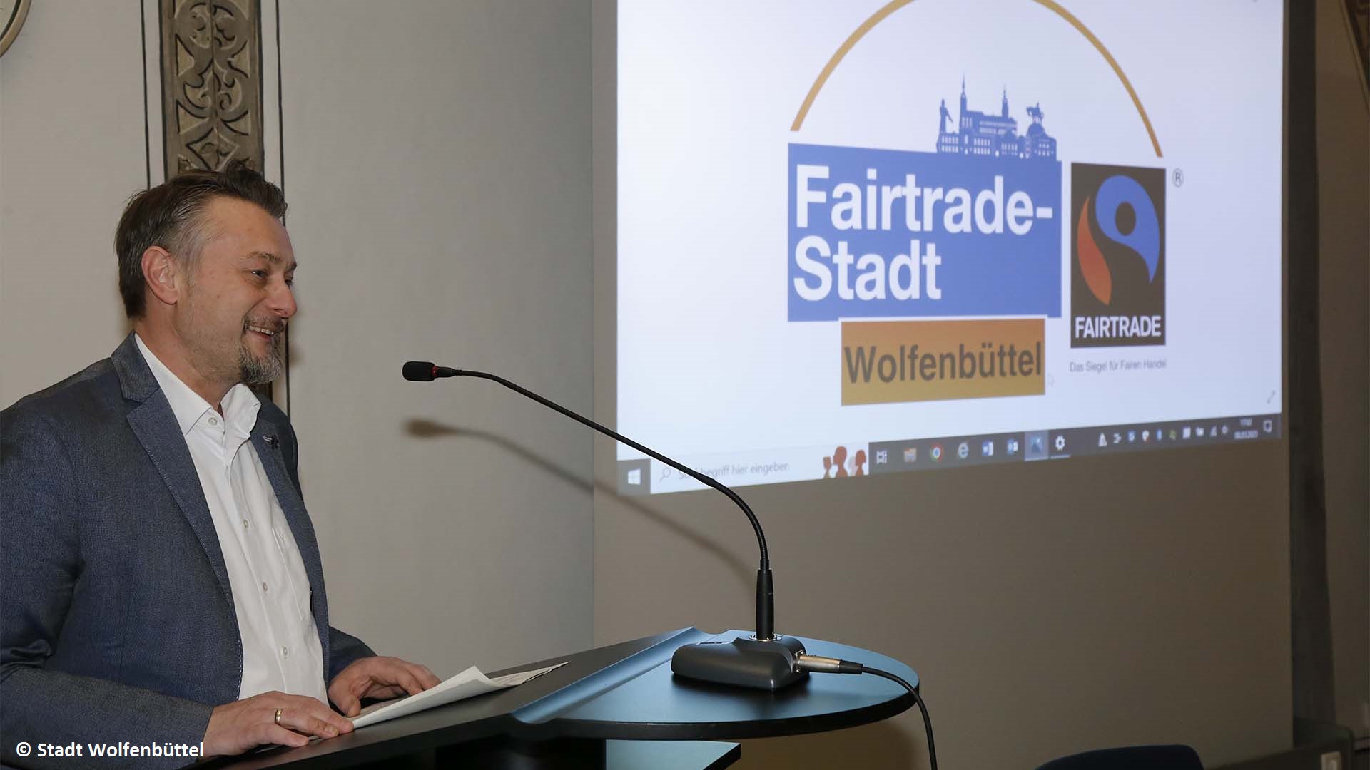 Bürgermeister Ivica Lukanic lobte das Engagement der Fairtrade-Steuerungsgruppe.