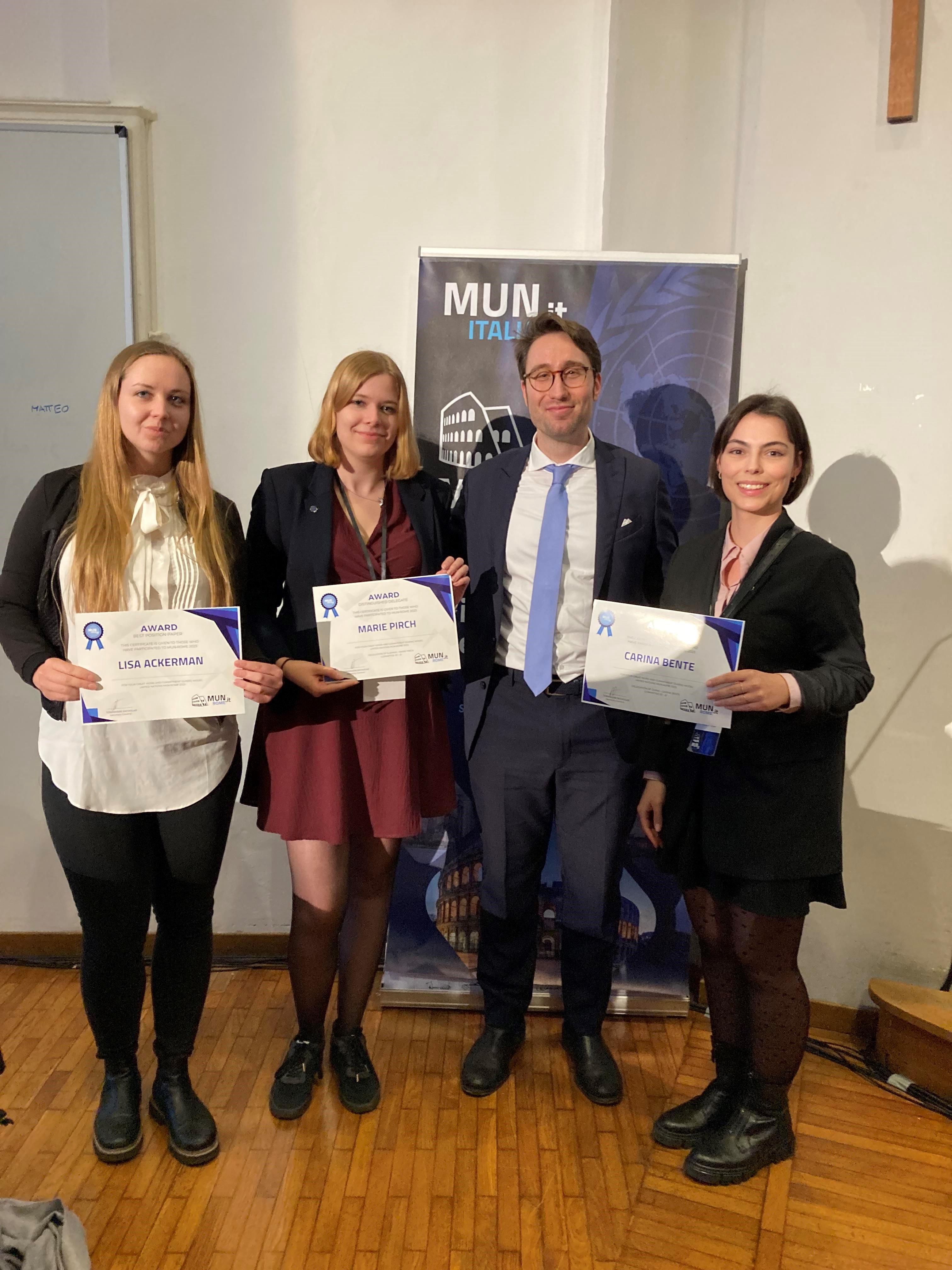 v.l.n.r.: Lisa Ackermann, Marie Pirch, Nicholas Tommasini (Founder MUN Italia), Carina Bente