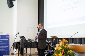 Abschlussfeier 2023: Dekan Prof. Dr. Litschen begrüßt die Anwesenden in der Aula (Foto: Judith Lübeß)