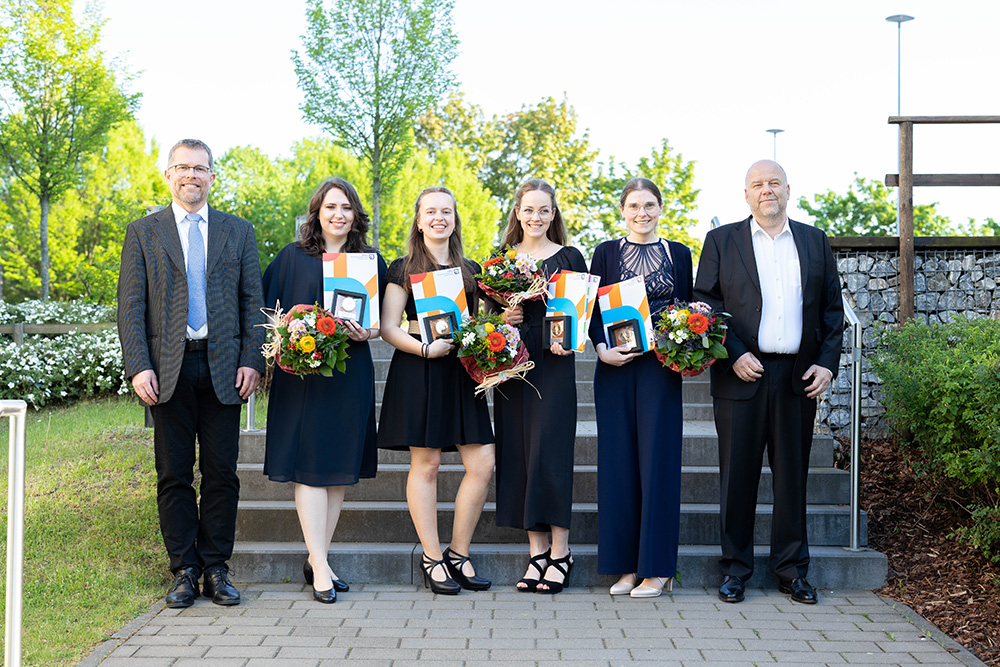 v.l.n.r.: Prof. Dr. Kai Litschen; Isabel Weibler, LL.M.; Friederike Kristina Müller, LL.B.; Jana Heuneke, LL.B.; Cindy Demuth, LL.B. und Prof. Dr. Olaf Schlotmann (Foto: Judith Lübeß)