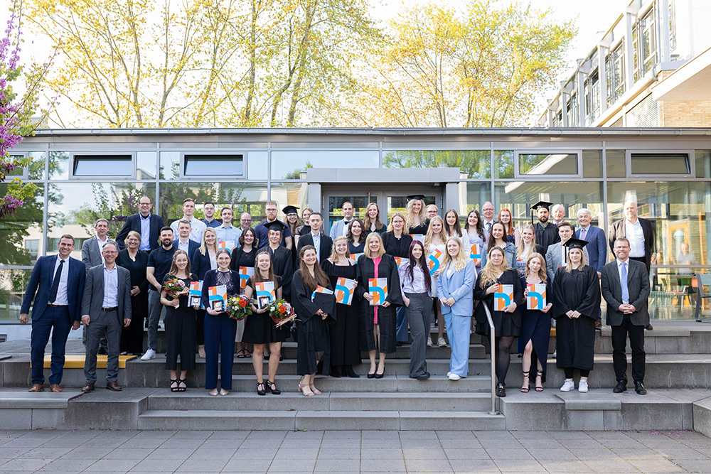 Abschlussfeier 2023: Gruppenbild der Absolventinnen und Absolventen mit Professorinnen und Professoren der BELS (Foto: Judith Lübeß)