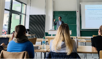 Prof. Dr. Schewe bei seinem Gastvortrag im Masterstudiengang ILB
