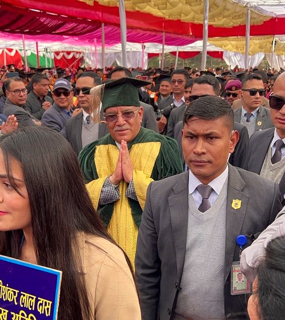 Premierminister Nepals Pushpa Kamal Dahal umgeben von seinem Sicherheitspersonal