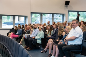 Die Abschlussfeier 2024 in der Aula (Foto: Alec Pein)